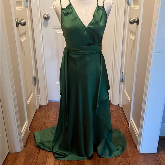 BCBGMaxAzria Dresses & Skirts - BCBG Elegant Green Evening wear